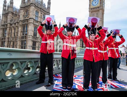 Londres 11 juillet 2022 l'activiste PETA a organisé une manifestation, versant du sang factice sur leurs chapeaux faux barbes, dans le pont de Westminster contre le mod tuant des ours, une peau d'ours est nécessaire pour faire un chapeau de busby pour les soldats Grenadier.Paul Quezada-Neiman/Alay Live News Banque D'Images