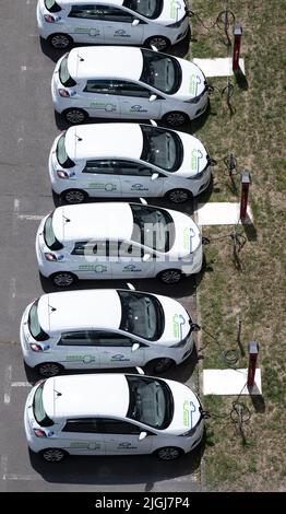 11 juillet 2022, Saxe-Anhalt, Halle (Saale): Les voitures électriques d'un fournisseur de voitures facturent dans un parking à Halle/Saale. Photo: Hendrik Schmidt/dpa Banque D'Images