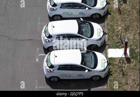 11 juillet 2022, Saxe-Anhalt, Halle (Saale): Les voitures électriques d'un fournisseur de voitures facturent dans un parking à Halle/Saale. Photo: Hendrik Schmidt/dpa Banque D'Images