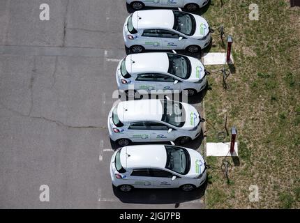 11 juillet 2022, Saxe-Anhalt, Halle (Saale): Les voitures électriques d'un fournisseur de voitures facturent dans un parking à Halle/Saale. Photo: Hendrik Schmidt/dpa Banque D'Images