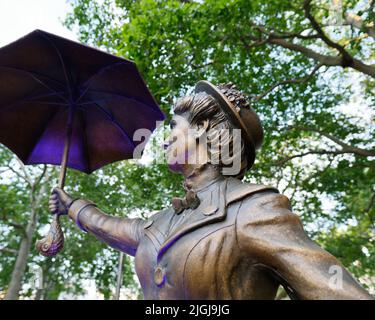 Londres, Grand Londres, Angleterre, 15 juin 2022 : statue de Mary Poppins sur Leicester Square dans le cadre des scènes du Square Sculpture Trail. Banque D'Images