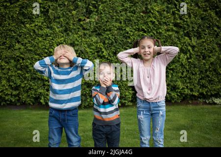 Trois enfants montrent visuellement le concept - ne rien voir, ne rien dire et ne rien entendre. Enfance intéressante, compétences comportementales utiles Banque D'Images