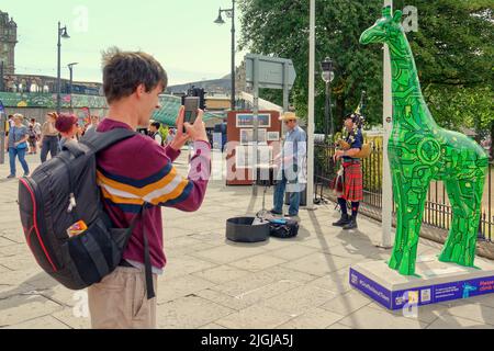 Édimbourg, Écosse, Royaume-Uni 11 juillet 2022. Météo au Royaume-Uni : ensoleillé tandis que les touristes et les locaux se sont emparés des jardins de la rue des princes et des rues locales pour profiter du soleil tandis qu'un certain nombre de statues de girafes inspirées par l'art se trouvent sur les trottoirs..Zoo d'Édimbourg, en collaboration avec les producteurs créatifs Wild in Art, Présentez Giraffe à propos de la ville – notre grand événement d'art public à Édimbourg cet été. Crédit Gerard Ferry/Alay Live News Banque D'Images