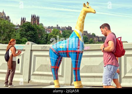 Édimbourg, Écosse, Royaume-Uni 11 juillet 2022. Météo au Royaume-Uni : ensoleillé tandis que les touristes et les locaux se sont emparés des jardins de la rue des princes et des rues locales pour profiter du soleil tandis qu'un certain nombre de statues de girafes inspirées par l'art se trouvent sur les trottoirs..Zoo d'Édimbourg, en collaboration avec les producteurs créatifs Wild in Art, Présentez Giraffe à propos de la ville – notre grand événement d'art public à Édimbourg cet été. Crédit Gerard Ferry/Alay Live News Banque D'Images