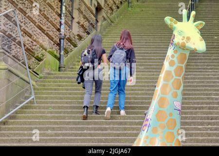 Édimbourg, Écosse, Royaume-Uni 11 juillet 2022. Météo au Royaume-Uni : ensoleillé tandis que les touristes et les locaux se sont emparés des jardins de la rue des princes et des rues locales pour profiter du soleil tandis qu'un certain nombre de statues de girafes inspirées par l'art se trouvent sur les trottoirs..Zoo d'Édimbourg, en collaboration avec les producteurs créatifs Wild in Art, Présentez Giraffe à propos de la ville – notre grand événement d'art public à Édimbourg cet été. Crédit Gerard Ferry/Alay Live News Banque D'Images