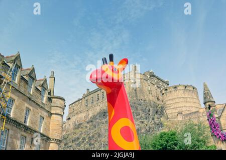 Édimbourg, Écosse, Royaume-Uni 11 juillet 2022. Météo au Royaume-Uni : ensoleillé tandis que les touristes et les locaux se sont emparés des jardins de la rue des princes et des rues locales pour profiter du soleil tandis qu'un certain nombre de statues de girafes inspirées par l'art se trouvent sur les trottoirs..Zoo d'Édimbourg, en collaboration avec les producteurs créatifs Wild in Art, Présentez Giraffe à propos de la ville – notre grand événement d'art public à Édimbourg cet été. Crédit Gerard Ferry/Alay Live News Banque D'Images
