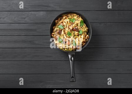 Fetuccini italien fait maison ou pâtes alfredo, également appelées Funghi Porcini cuisinées dans une poêle en fonte avec champignons et sauce à la crème. Un traditionnel Banque D'Images