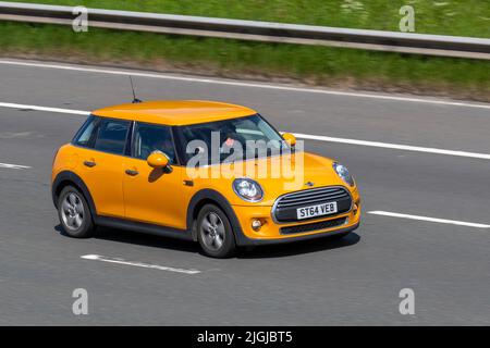 2014 Orange Mini One D DT 95 Start/Stop 1496cc Diesel Hatchback ; sur l'autoroute M61, Manchester, Royaume-Uni Banque D'Images
