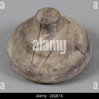 Cartouche Svarvpatron Lathe, cartouche d'impression, en bois massif tourné, en forme de dôme cylindrique. Sur le dessous, les plus grands trous pour la fixation sur les virages sous pression. En haut du dispositif de fixation en métal. Partie inférieure fissurée. Un détail dans le tour et dans le tournage sous pression; Un outil de moulage, modèle, pour ce qui doit être fabriqué et la cartouche est la mesure interne du produit. La cartouche permet de répéter le processus et de l'utiliser pour la pression tourne les produits avec un maximum d'un point de taille, comme les couvercles pour les casseroles et les poêles à café, etc. L'article faisait partie d'une muse d'entrepôt de cuivre Banque D'Images