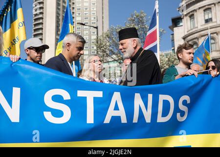 Le maire de Londres, Sadiq Khan, au centre-gauche, est considéré comme un rassemblement de personnes lors de la marche « Londres se dresse avec l'Ukraine » à Londres. Banque D'Images