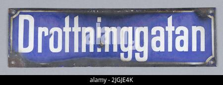 Panneau de Gatoskylt, panneau de rue de tôle. Rectangulaire, émaillé. Bleu avec cadre blanc et texte 'Drottninggatan'. Quatre trous pour le montage.rost arrière et bords. Dégâts d'émail dans trois coins, et au milieu du temps, inventaire, 1963-12. Banque D'Images
