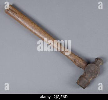 Kulhammare Kulhammar, marteau d'entraînement, acier, avec deux traits ovales ronds et pour façonner la tôle avec entraînement traversant. L'article faisait partie d'un musée d'entrepôt de cuivre à Branthalla, Torhamn sn., publié par Thage Olsson sur son père et grand-père; Sven-Robert Olsson (1897-1963) et Ola Sven Olsson (1854-1936), qui étaient des maîtres en cuivre-course opérant à Karlskrona au début et au milieu du siècle 20th et dans les entreprises 'Copper Law Master S. Olsson', 'O. S. Olsson boucher le cuivre et entrepreneur en eau» (Ronnebygatan 3) et «O. Atelier de soudage et de pipeline d'entrepôt de cuivre S. Olsson (Ronnebygatan Banque D'Images