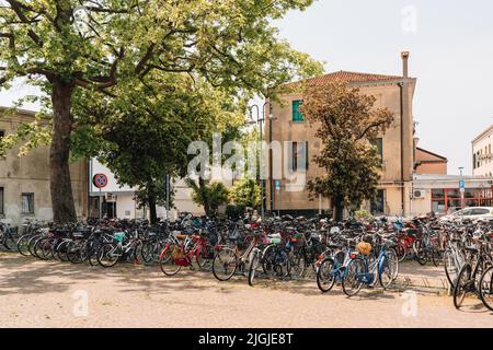 Venise, Italie - 22 mai 2022: Un grand nombre de vélos garés sur une place de la ville sur l'île du Lido, une île barrière dans la lagune vénitienne célèbre pour son film Fe Banque D'Images