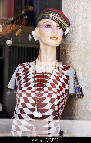 Mannequin portant un chapeau vintage. Chapeaux et accessoires à Montmartre - Paris - France Banque D'Images