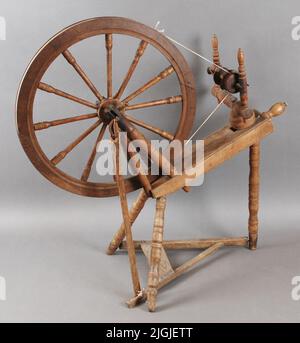 Couche de spinnrock dans le bois teinté foncé. Étiqueté « isg » en haut. L'agrafe de la tramée jusqu'à la roue motrice est cassée. Acquisitions précédentes, non marquées. Banque D'Images