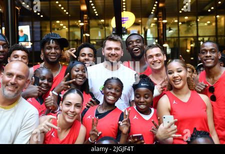 Luka Doncic (NBA) - Luka Doncic à l'événement d'ouverture Airness à Paris le 7 juillet 2022 Banque D'Images