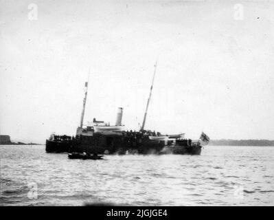 Le canon Svensksund arrive à Karlskrona sur 30 septembre 1930. A bord sont les restes des trois Polarmen Salomon August Andrée, Knut Fraenkel et Nils Strindberg, disparus depuis l'expédition Andrée disparue en 1897 et trouvés à Vitön à l'été 1930. Après l'arrêt à Karlskrona a continué Svenskron à Stockholm où les funérailles solennelles ont eu lieu. Banque D'Images