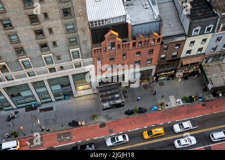 Scène East 34th Street depuis le dessus dans le quartier de Murray Hill, New York City, USA 2022 Banque D'Images