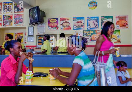 Jamaïque, un magasin de patty à Morant Bay. Patties est un type jamaïcain de tremplin. Banque D'Images