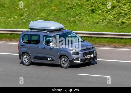 2019 Citroën Berlingo Feel Puretech S/S M 110 Start/Stop gris petit monospace 1200cc voiture à essence ; sur l'autoroute M61, Manchester, Royaume-Uni Banque D'Images