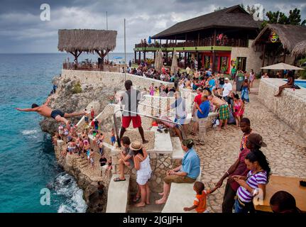 Jamaïque, Rick's Cafe à Negril est choisi comme l'un des 10 meilleurs cafés au monde. Les bus avec touristes viennent ghere speciy pour apprécier le coucher du soleil et à wa Banque D'Images