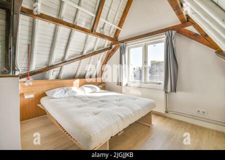 Salle de bains et toilettes élégantes avec lavabo en pierre et chambre ouverte au sol grenier dans un appartement moderne Banque D'Images