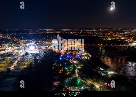 Niagara Falls City, Ontario, Canada - 19 décembre 2021 : vue de nuit sur le pont Rainbow de la rivière Niagara. Banque D'Images