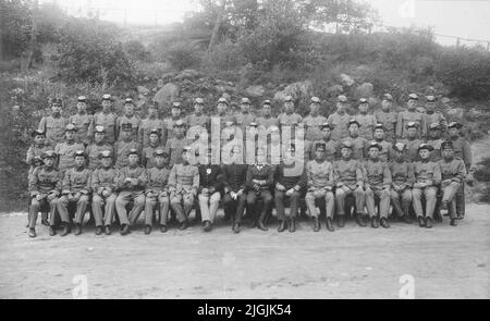 Photo du groupe Infanteri, Gräsvik. The Grenadier Regiment, 2nd Compagnie recrute School 1922. Au dos de la photo, inscription: FR. Gauche Löjtn Swahnström (RES) Löjt Levenius, Serg Hestner ”. Banque D'Images