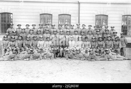 Photo du groupe Infanteri, Gräsvik. The Grenadier Regiment, 8th Compagnie Rekrytskolan 1922. Au dos de la photo, inscription : Lieutenant F. Sjöberg, Fanj Elmberg ». Banque D'Images