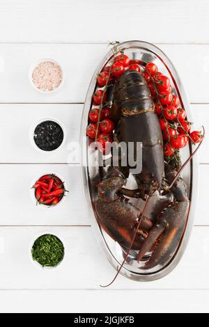 Grand homard cru dans l'assiette sur la table, plat Banque D'Images
