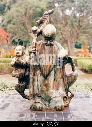 Une statue de Shou-xing, le dieu chinois de la longévité sur le jardin du four Seasons Resort Lana'i, le Lodge à Koele. Lana'i, Hawaï, États-Unis. Banque D'Images