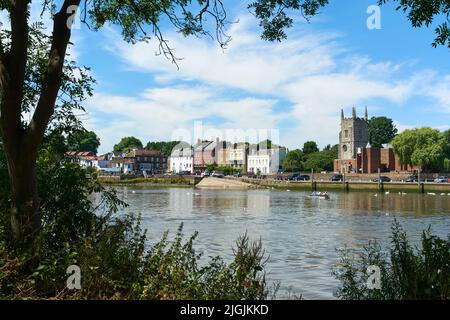 Old Isleworth, West London, Royaume-Uni, de l'autre côté de la Tamise, en été Banque D'Images