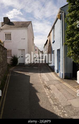 Irsha Street, l'une des rues étroites et tortueuses du pittoresque village de pêcheurs historique d'Appledore, Devon, Royaume-Uni, également connu pour la construction de bateaux. Banque D'Images