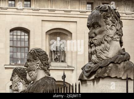 Bustes de philosophes classiques, Emperor Heads, au Sheldonian Theatre, Oxford à Oxford, Oxfordshire Royaume-Uni, lors d'une journée humide de pluie en août - sépia tonien Banque D'Images