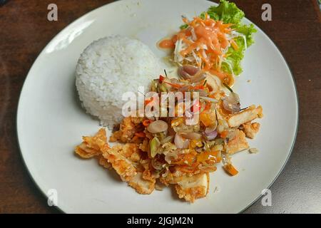 Poulet Katsu Geprek, Ayam Geprek Nasi, café, Punclut, Bandung, Indonésie Banque D'Images