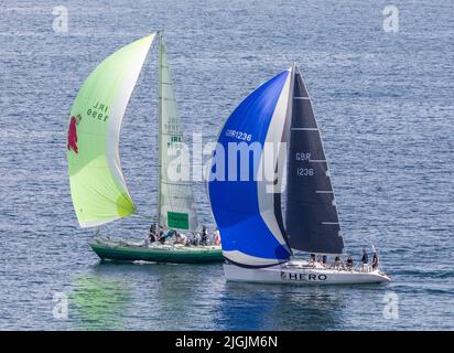 Crosshaven, Cork, Irlande. 11th juillet 2022. Le yacht irlandais Imp passe Hero à l'extérieur de Roches point dans le port de Cork le premier jour de la Volvo Cork week qui a eu lieu à Crosshaven, Co. Cork, Irlande. - Crédit; David Creedon / Alamy Live News Banque D'Images