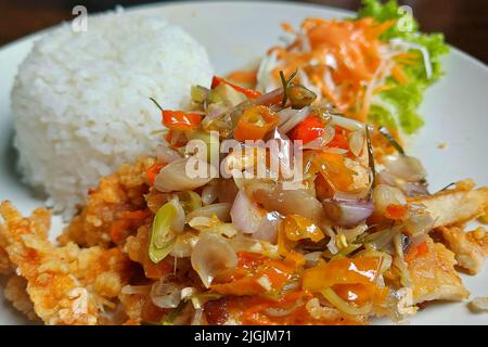 Poulet Katsu Geprek, Ayam Geprek Nasi, café, Punclut, Bandung, Indonésie Banque D'Images