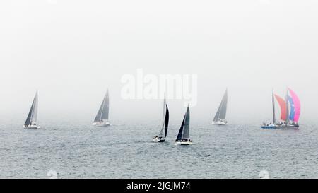 Crosshaven, Cork, Irlande. 11th juillet 2022. Le brouillard commence à s'élever le premier jour de la Volvo Cork week, les yachts commencent à courir en pleine voile à l'extérieur de roches point dans Co. Cork, Irlande. - Crédit; David Creedon / Alamy Live News Banque D'Images