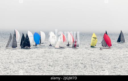 Crosshaven, Cork, Irlande. 11th juillet 2022. Le brouillard commence à s'élever le premier jour de la Volvo Cork week, les yachts commencent à courir en pleine voile à l'extérieur de roches point dans Co. Cork, Irlande. - Crédit; David Creedon / Alamy Live News Banque D'Images