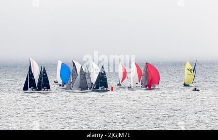 Crosshaven, Cork, Irlande. 11th juillet 2022. Le brouillard commence à s'élever le premier jour de la Volvo Cork week, les yachts commencent à courir en pleine voile à l'extérieur de roches point dans Co. Cork, Irlande. - Crédit; David Creedon / Alamy Live News Banque D'Images