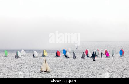 Crosshaven, Cork, Irlande. 11th juillet 2022. Le brouillard commence à s'élever le premier jour de la Volvo Cork week, les yachts commencent à courir en pleine voile à l'extérieur de roches point dans Co. Cork, irlande. - Crédit; David Creedon / Alamy Live News Banque D'Images