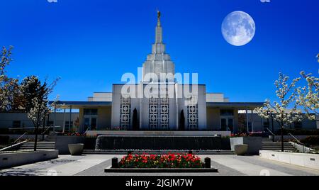 Idaho Falls LDS Mormon dernier jour Saint Temple avec Blue Sky religion culte religieux avec taureau lune Banque D'Images