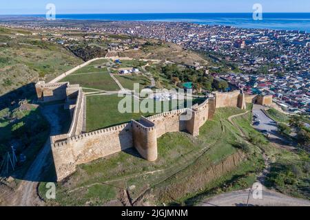 Ancienne forteresse Naryn-Kala dans le paysage urbain (vue de dessus). Derbent, République du Dagestan. Russie Banque D'Images