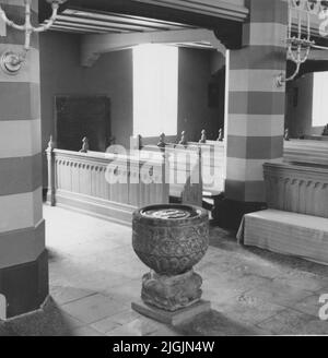Kyrka intérieur détail avec la police baptismale du 13th siècle en premier plan dans l'église Bräkne-Hoby. Banque D'Images
