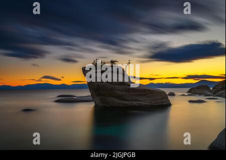 Coucher de soleil spectaculaire sur le rocher Bonsai du lac Tahoe, Nevada Banque D'Images