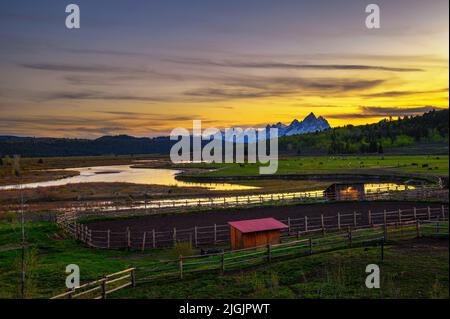 Coucher de soleil au-dessus des montagnes de Grand Teton et de Buffalo Fork de la rivière Snake Banque D'Images