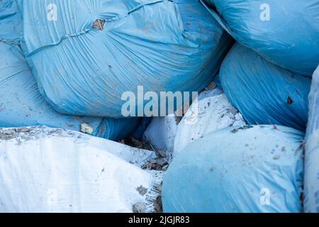 Déchets et pollution. Protection de l'environnement ou bénévolat pour des organismes de bienfaisance, élimination des déchets par recyclage. Les déchets sont fortement déposés dans le Banque D'Images