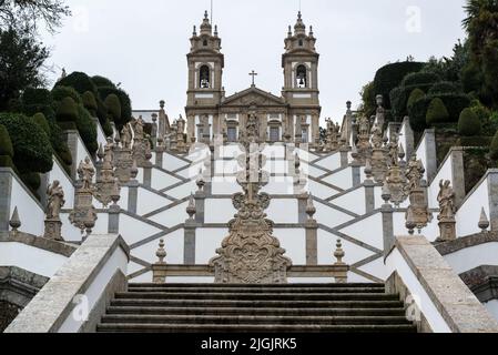 Escalier en zigzag et église du Sanctuaire BOM Jesus do Monte à Tenões, à l'extérieur de la ville de Braga, dans le nord du Portugal Banque D'Images