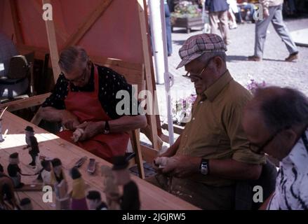 Des porteurs de bois travaillent sous le marché de Killebom, Sölvesborg. Banque D'Images