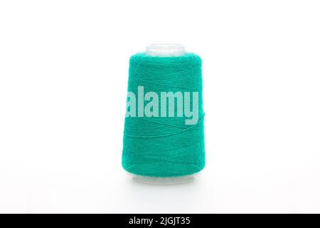 Bobine de fil verte isolée sur fond blanc. Pelote de fils de laine. Fils pour tricoter. Matériaux pour machine à coudre. Antenne Banque D'Images